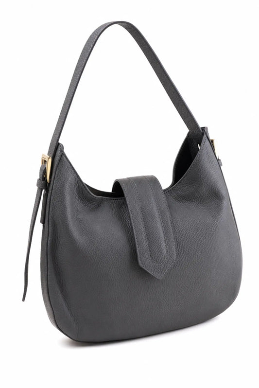 Bolso de hombro en cuero negro con acabado granulado y cierre de solapa