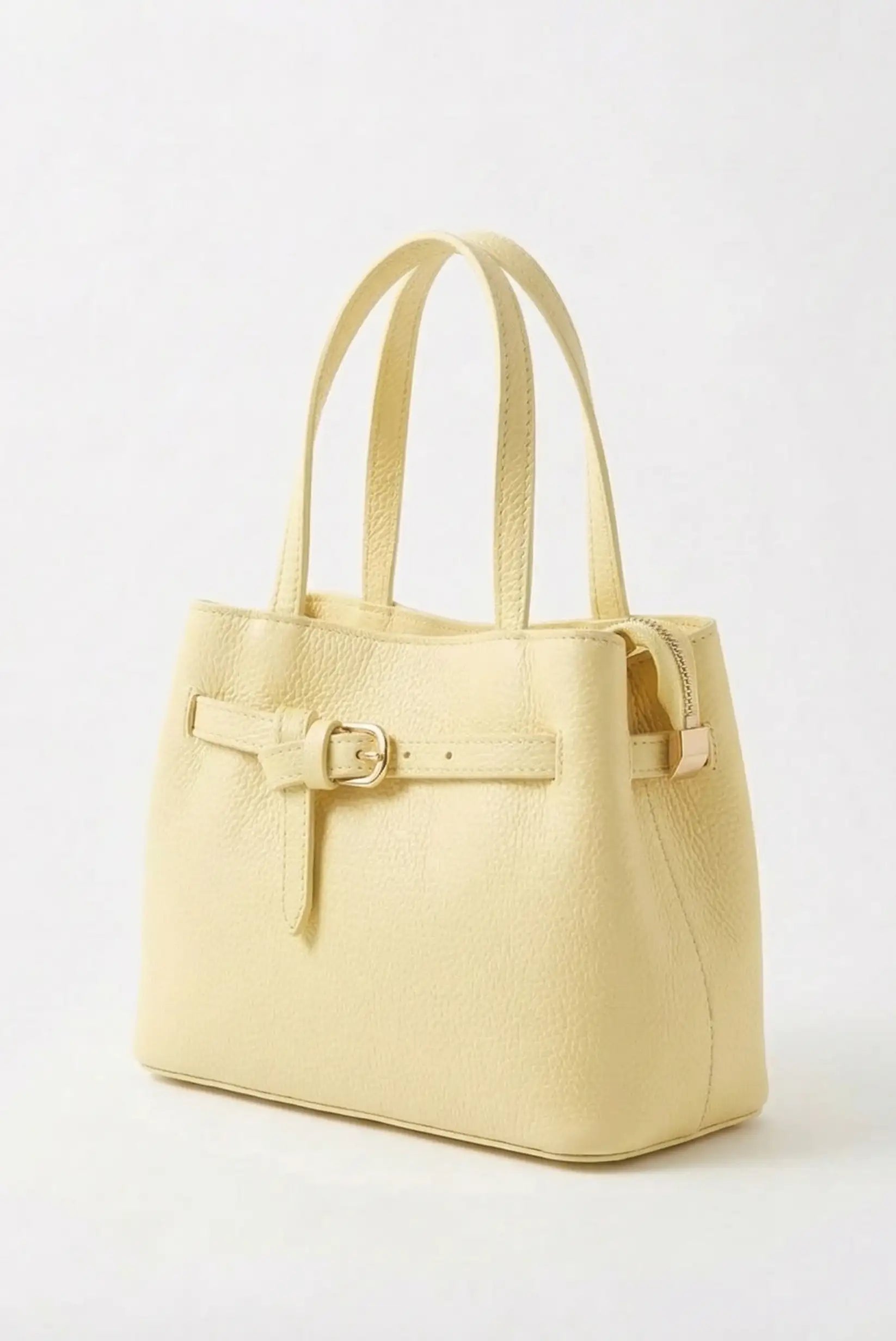 Bolso mediano de mano y bandolera amarillo pastel con hebilla decorativa, estilo primavera.