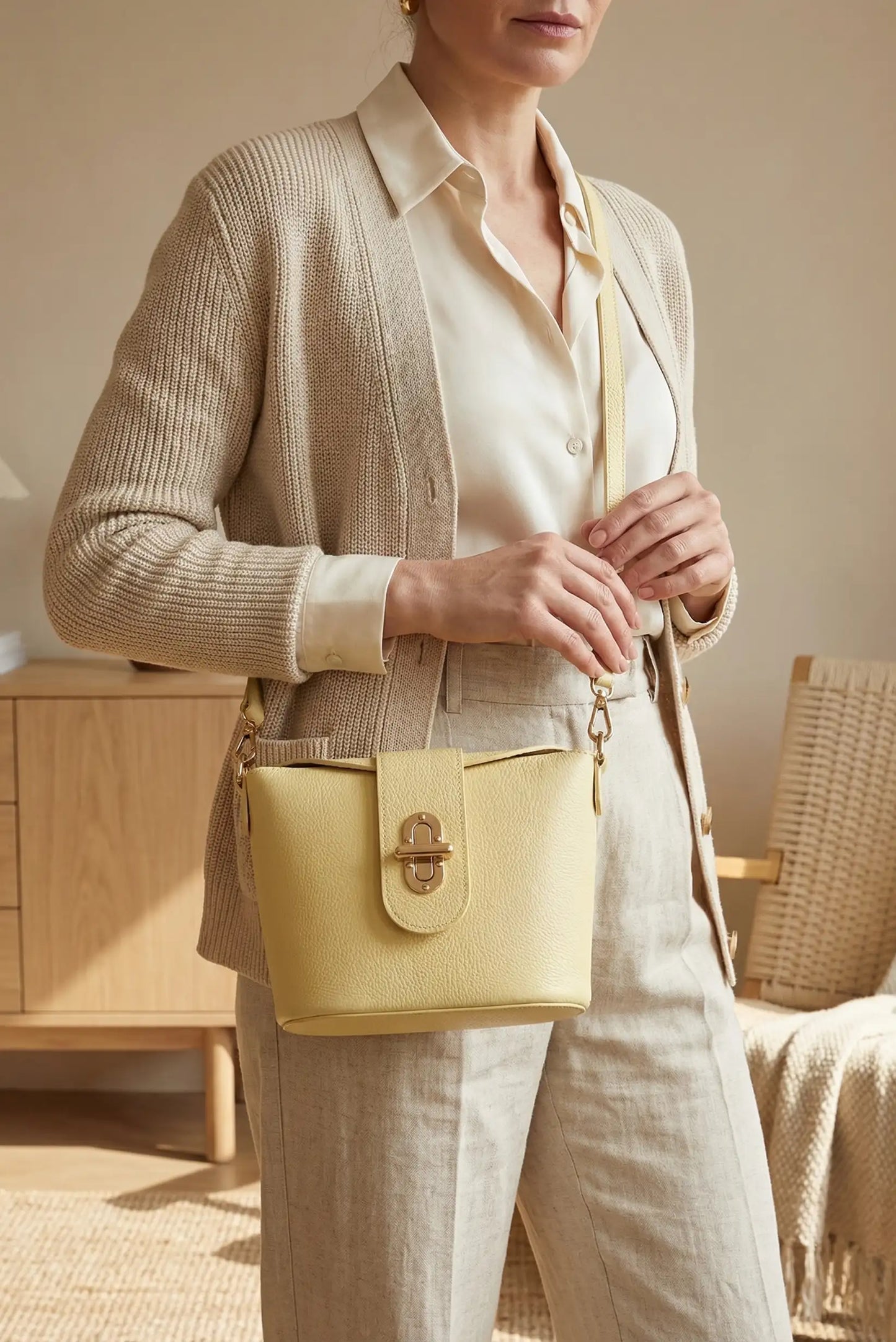 Bolso bandolera amarillo pastel de tamaño mediano, con hebilla dorada, estilo casual femenino.