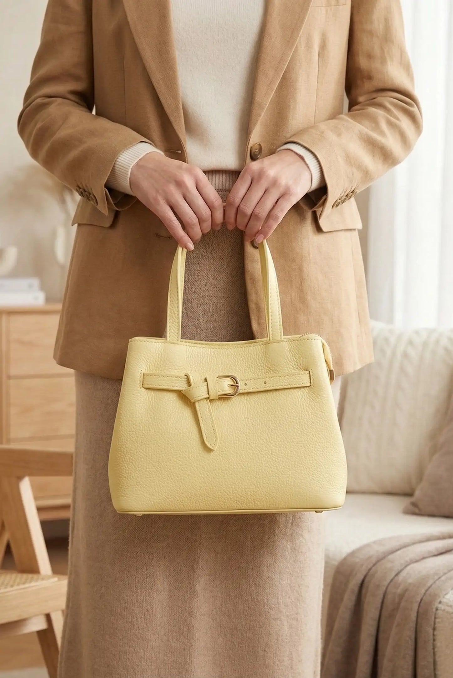 Bolso de mano mediano amarillo pastel con correa y hebilla, estilo primavera femenino.