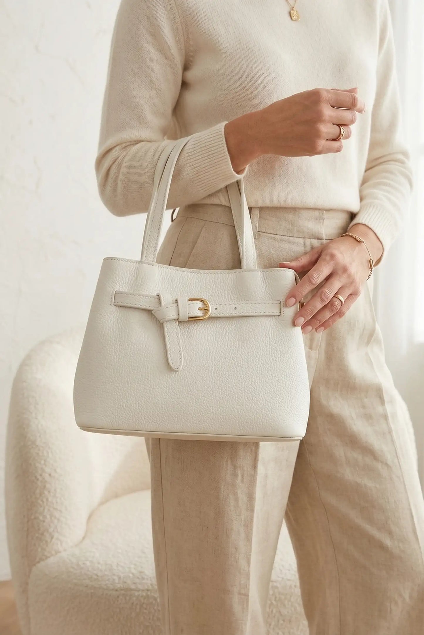 Bolso blanco de mano y bandolera mediano para mujer, detalle hebilla dorada, look casual elegante
