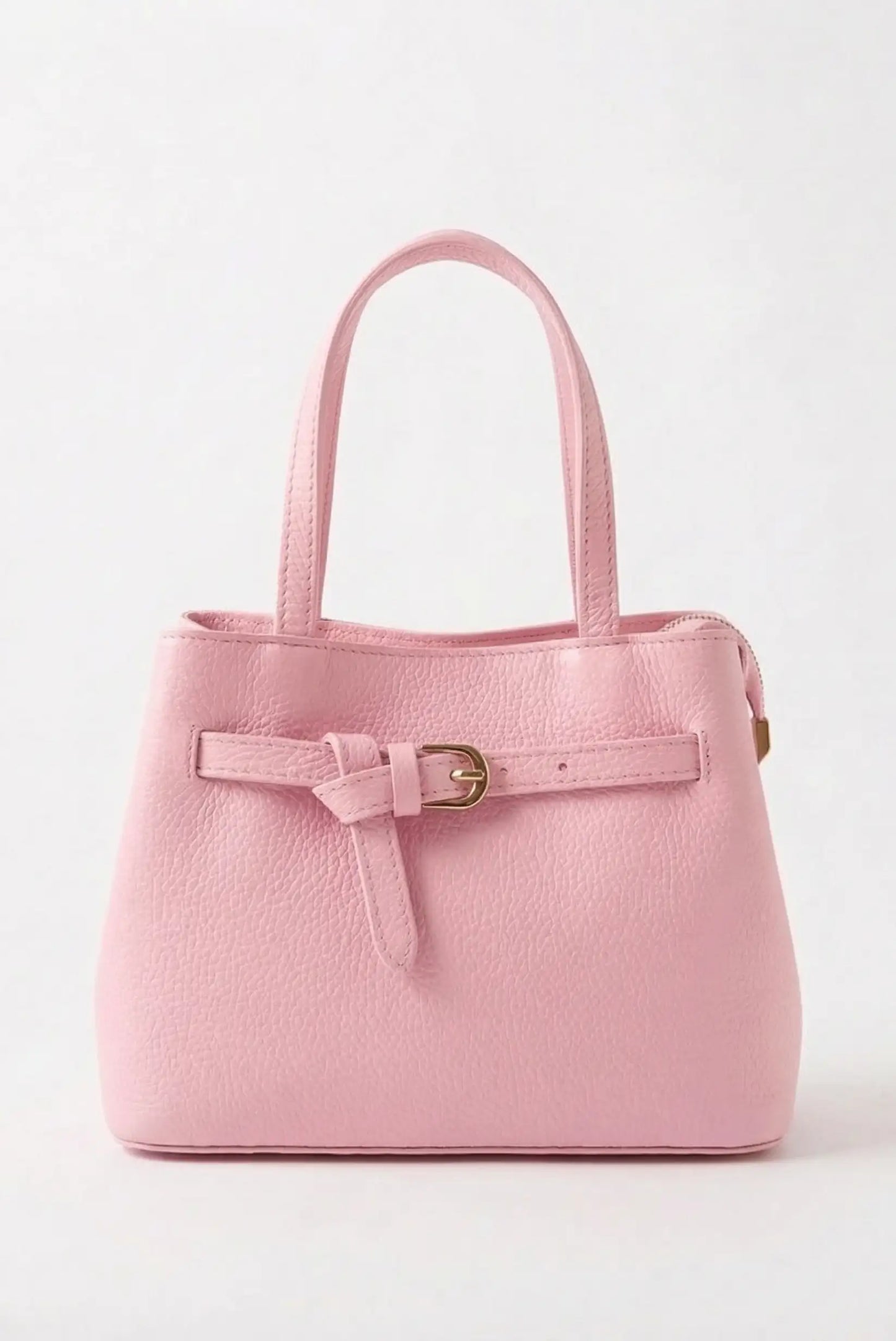 Bolso mediano rosa pastel con asa doble y detalle de hebilla dorada, fondo blanco.