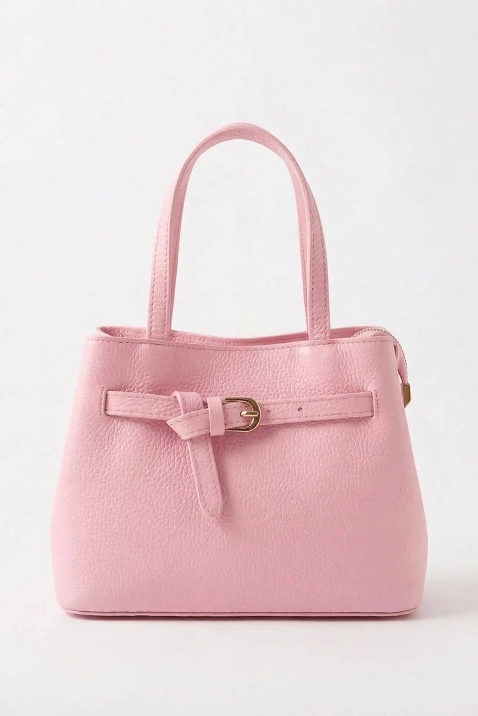 Bolso mediano rosa pastel con asa doble y detalle de hebilla dorada, fondo blanco.