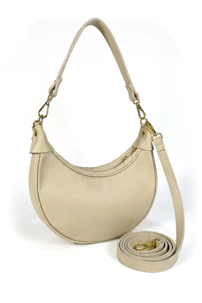 Bolso mediano de piel beige tipo góndola con correa para hombro y detalles dorados