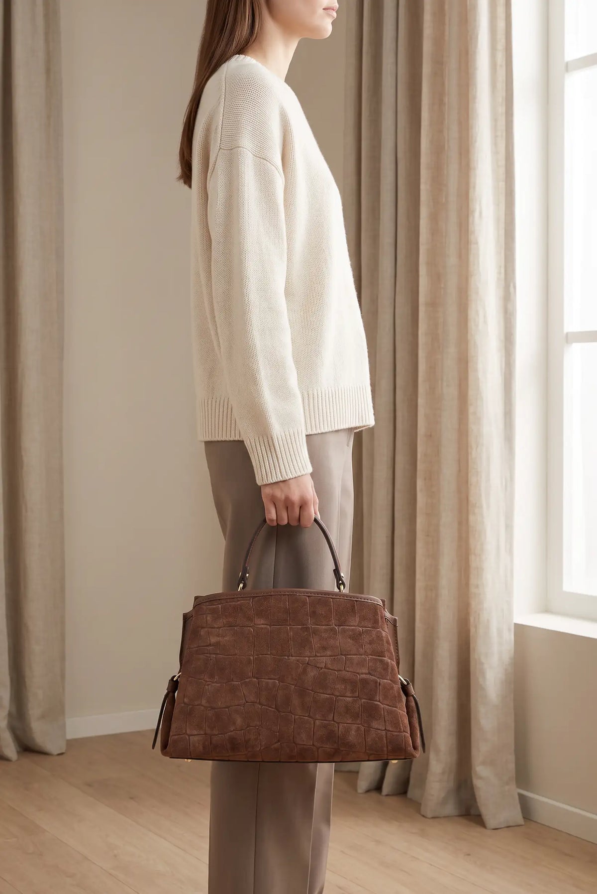 Mujer con jersey beige y bolso marrón efecto cocodrilo tipo ante de CHICA del Sur