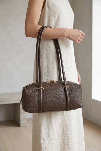 Bolso de piel marrón chocolate de CHICA del Sur con asas largas y detalles dorados.