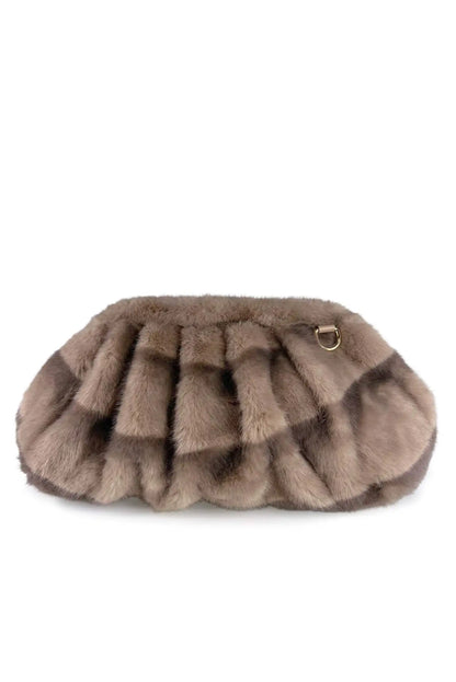 Bolso clutch de pelo sintético en color taupe de CHICA del Sur