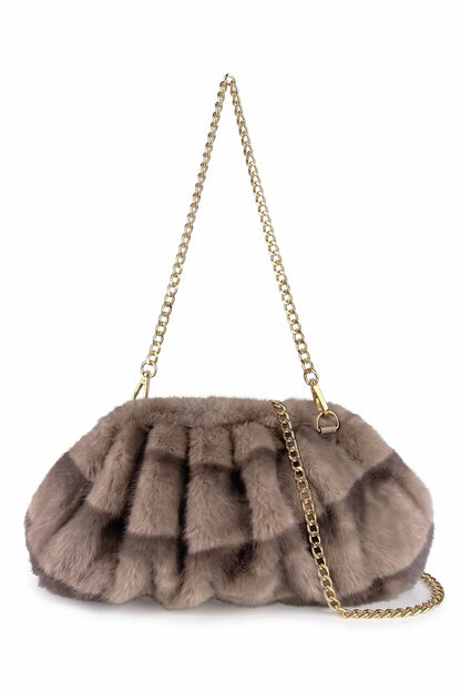 Bolso clutch de pelo sintético color taupe con cadena dorada de CHICA del Sur