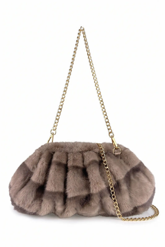 Bolso clutch de pelo sintético color taupe con cadena dorada de CHICA del Sur