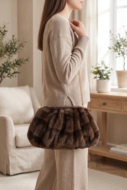 Mujer con bolso clutch de pelo sintético marrón y cadena dorada de CHICA del Sur