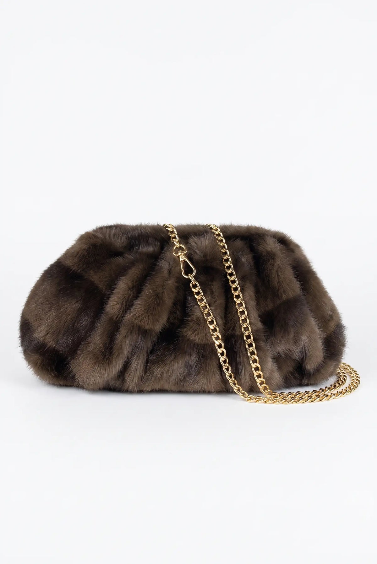 Bolso clutch de pelo sintético marrón con cadena dorada de CHICA del Sur