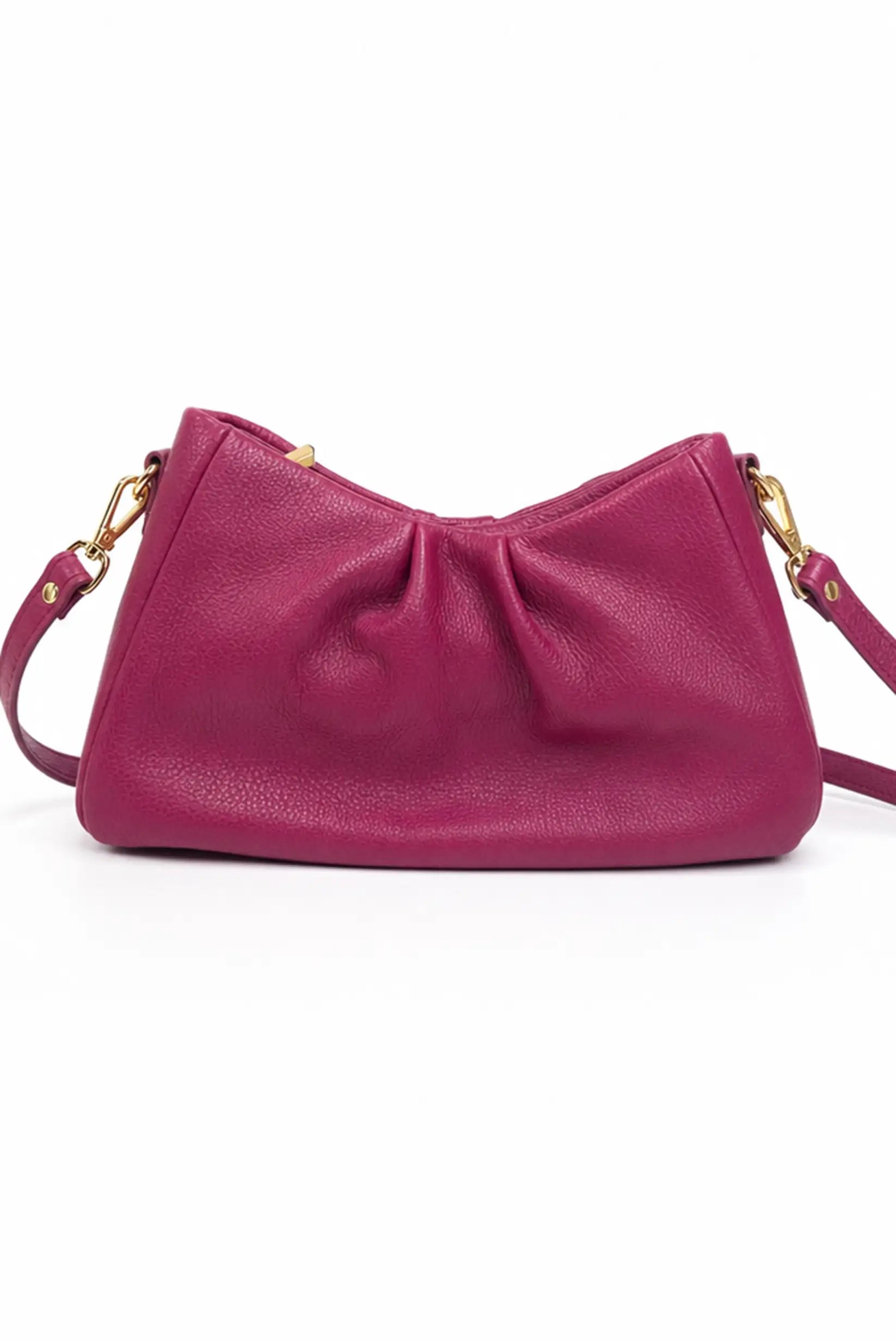 Bolso de mano de piel en color fucsia con diseño fruncido y asa dorada