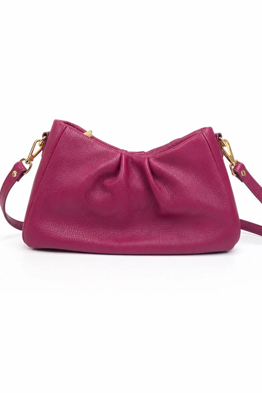 Bolso de mano de piel en color fucsia con diseño fruncido y asa dorada