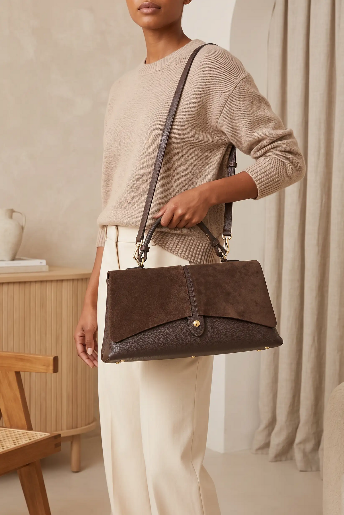 Bolso mediano de piel y ante marrón de CHICA del Sur llevado al hombro