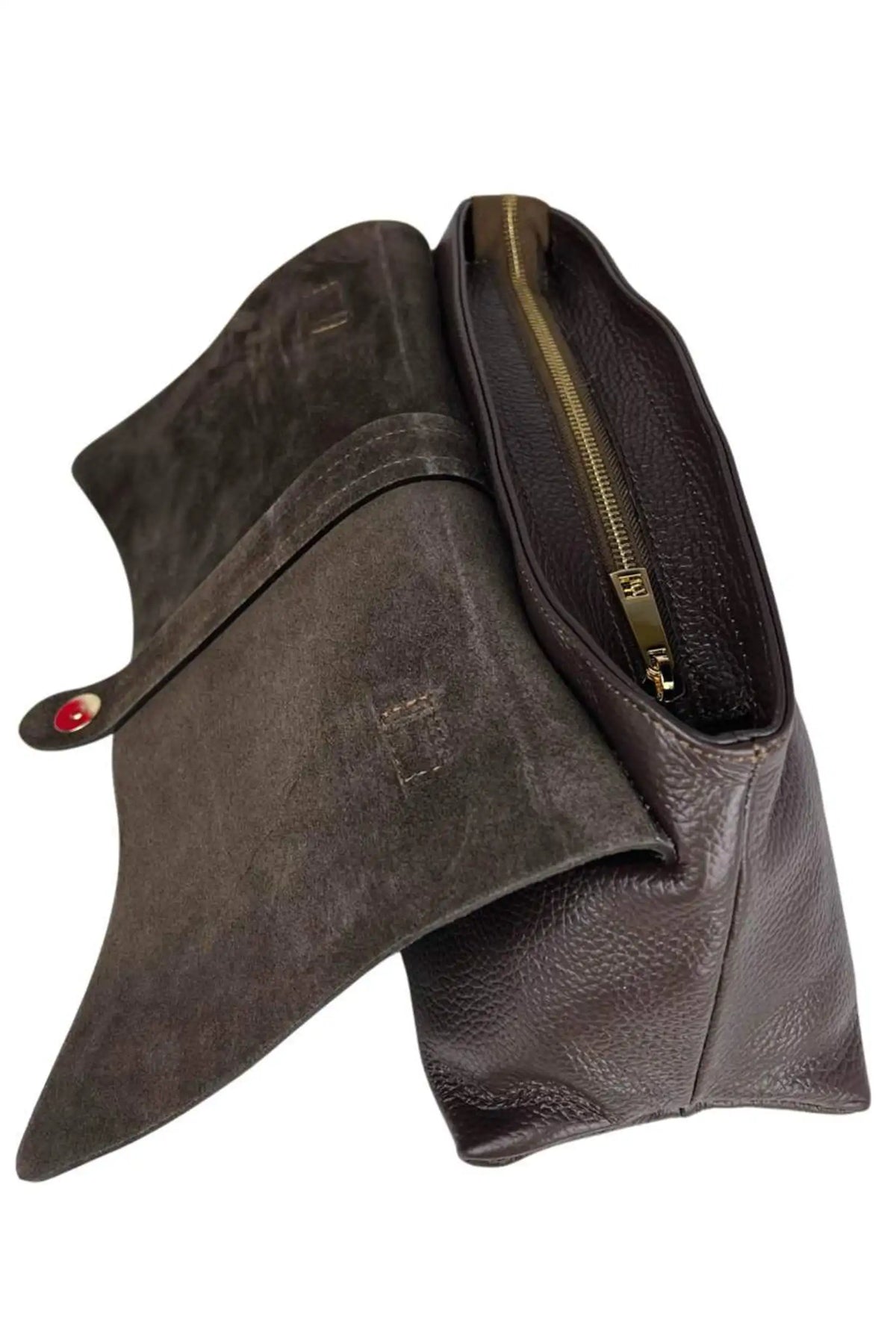 Detalle interior de bolso mediano de piel con solapa de ante marrón de CHICA del Sur