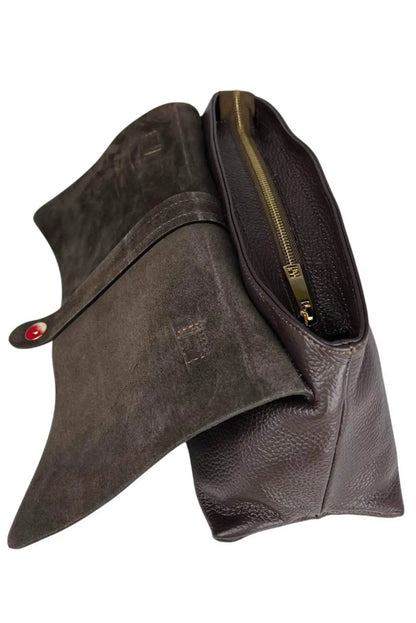 Detalle interior de bolso mediano de piel con solapa de ante marrón de CHICA del Sur
