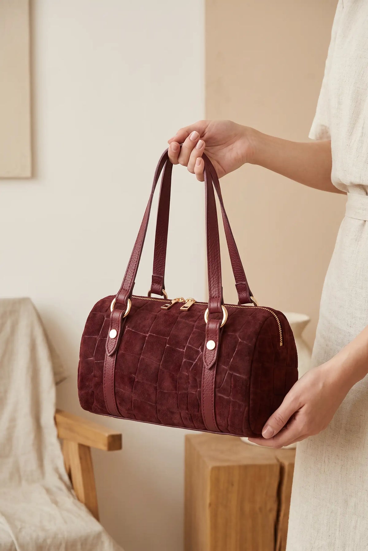 Bolso de mujer burdeos tipo ante con efecto cocodrilo de CHICA del Sur