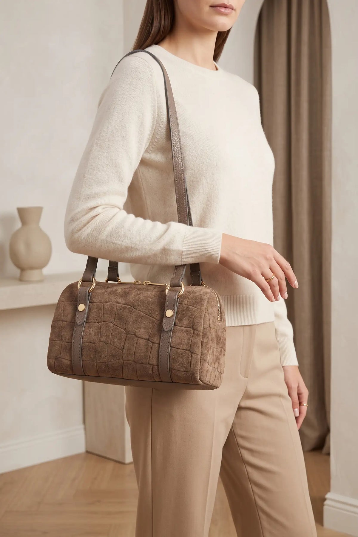 Mujer con bolso marrón taupe efecto ante y tejido entrelazado de CHICA del Sur
