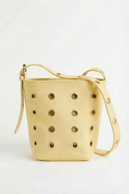 Bolso mediano amarillo pastel de piel con tachuelas y asa ajustable para mujer