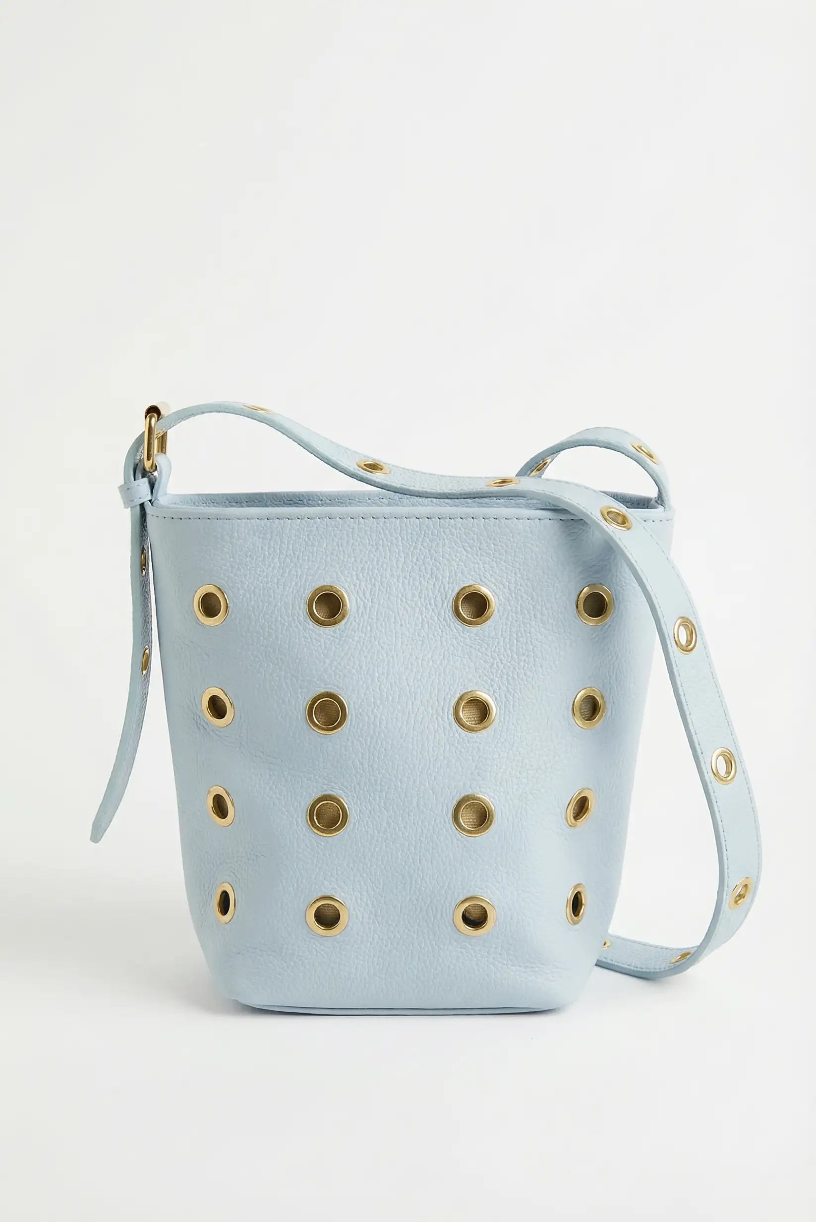 Bolso mediano azul pastel de piel con tachuelas doradas y correa ajustable
