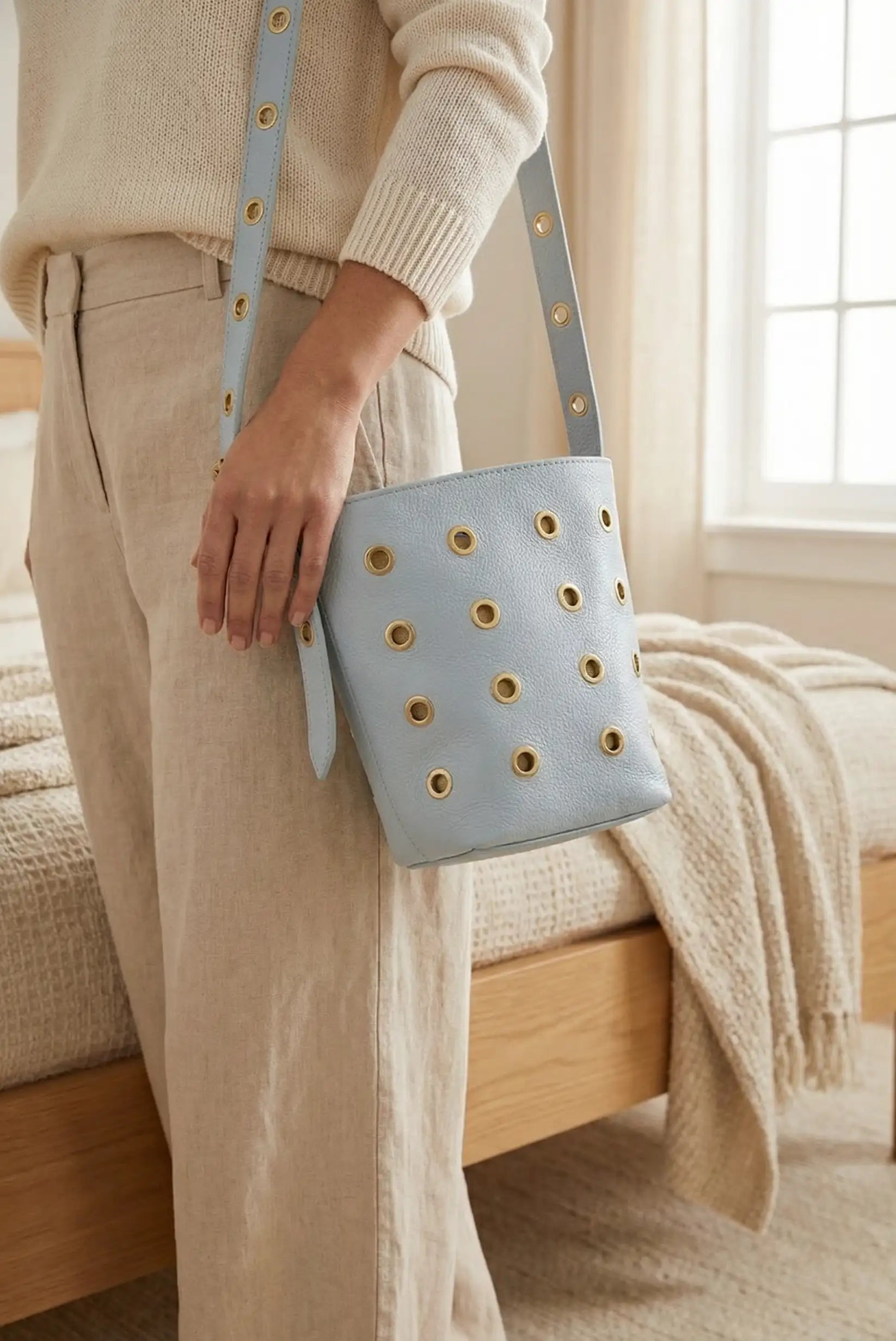 Bolso mediano azul pastel con tachuelas doradas, de piel, estilo casual femenino