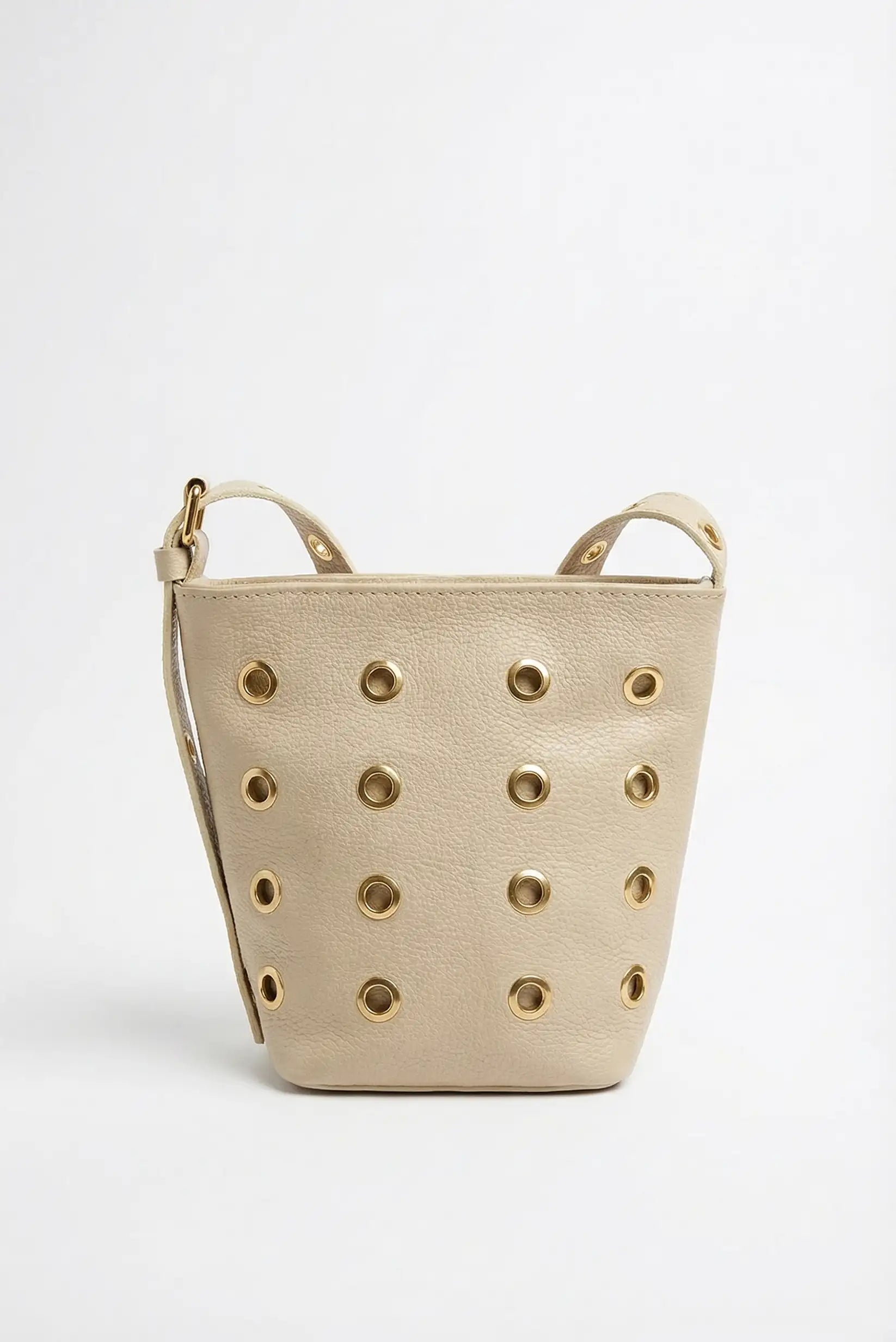 Bolso mediano beige de piel con tachuelas doradas y correa ajustable estilo casual
