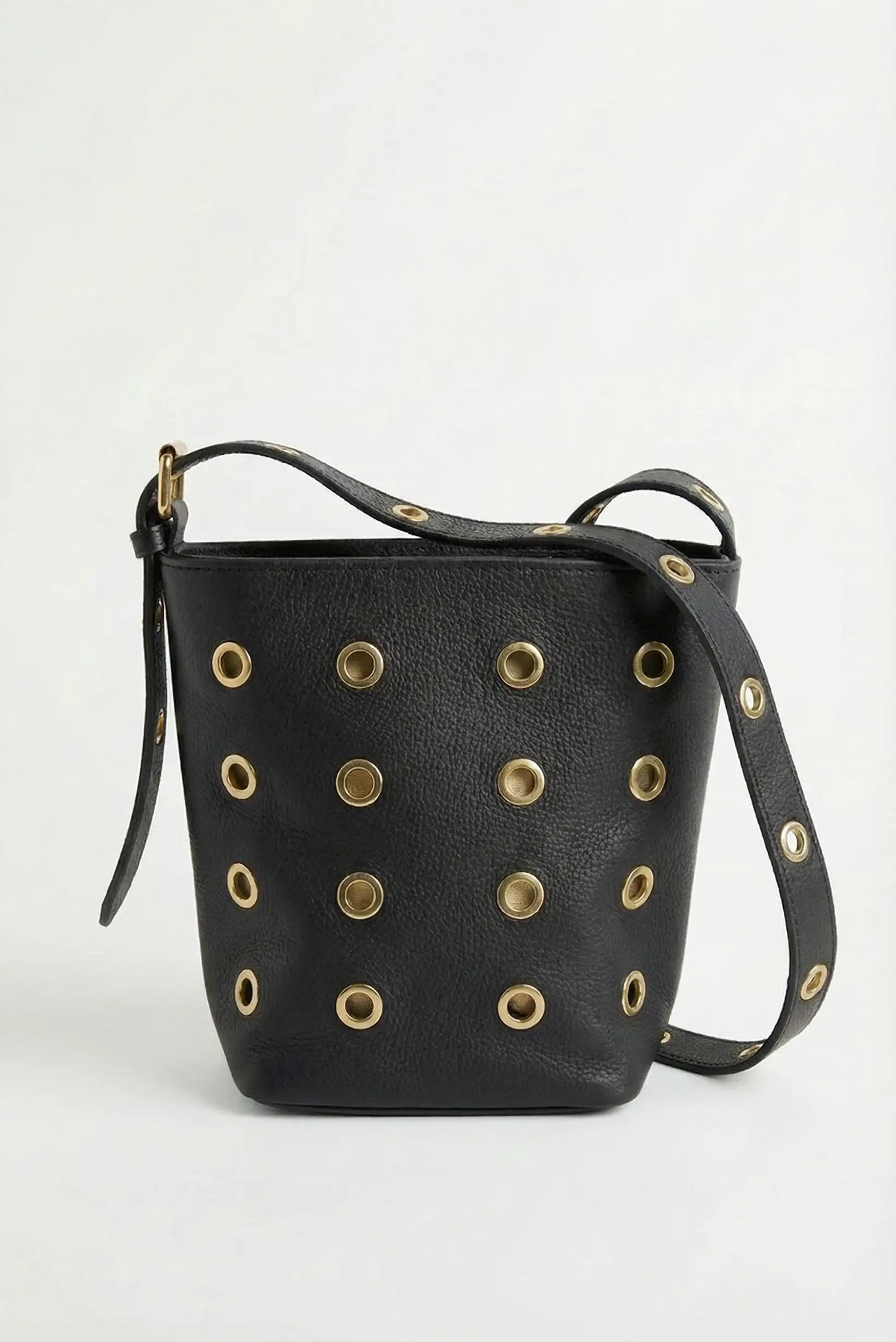 Bolso mediano negro de piel con tachuelas doradas y correa ajustable estilo casual