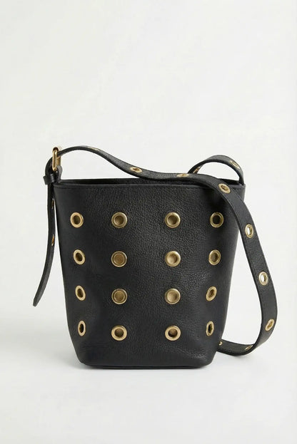 Bolso mediano negro de piel con tachuelas doradas y correa ajustable estilo casual