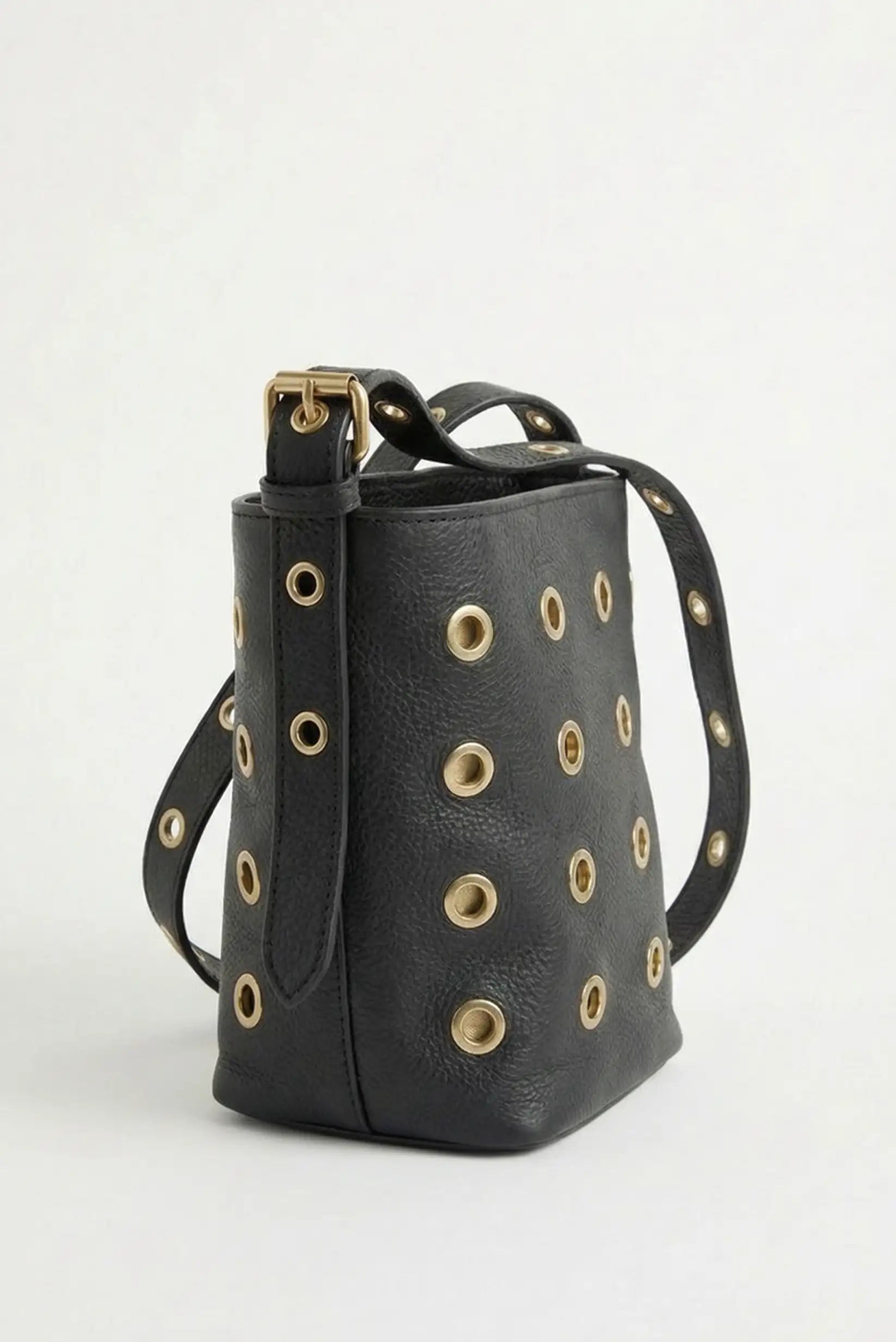 Bolso mediano negro de piel con tachuelas doradas y correa ajustable