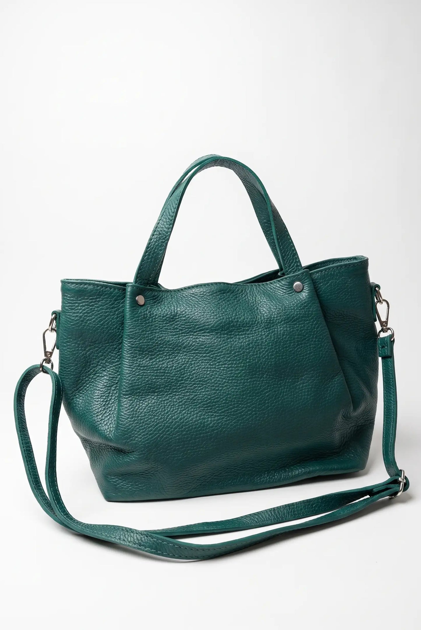 Bolso de piel verde esmeralda con asa corta y correa ajustable sobre fondo blanco