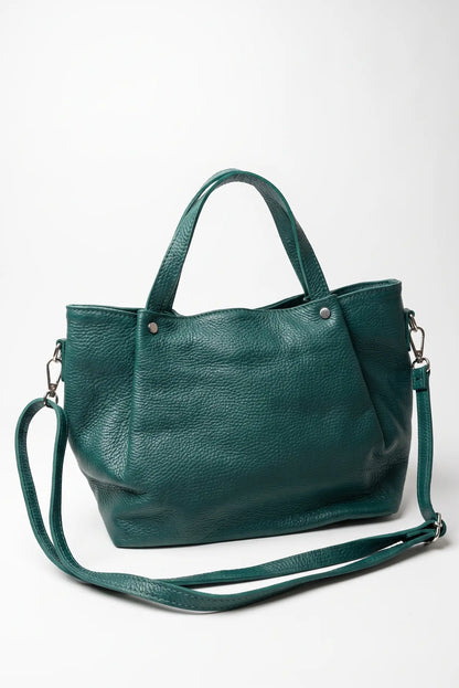 Bolso de piel verde esmeralda con asa corta y correa ajustable sobre fondo blanco