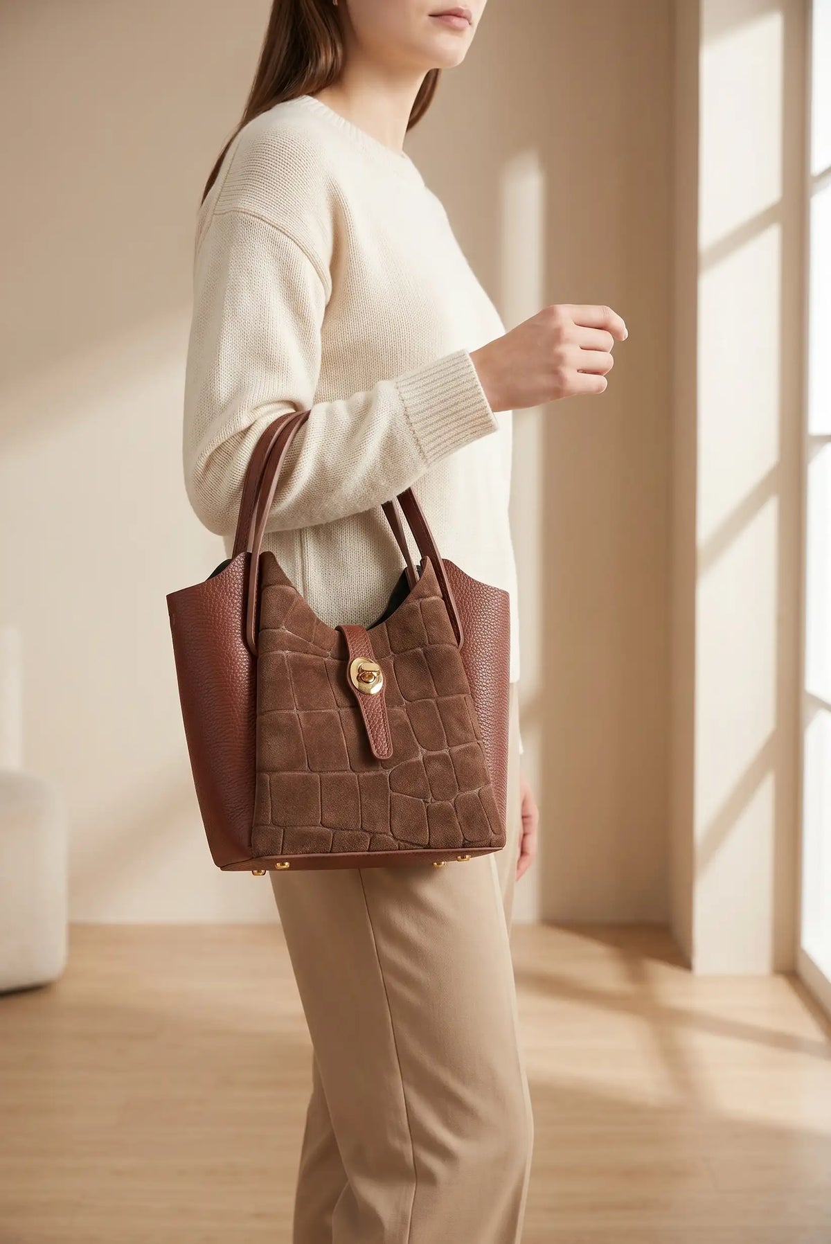 Mujer con bolso mini shopper de piel efecto croco marrón de CHICA del Sur