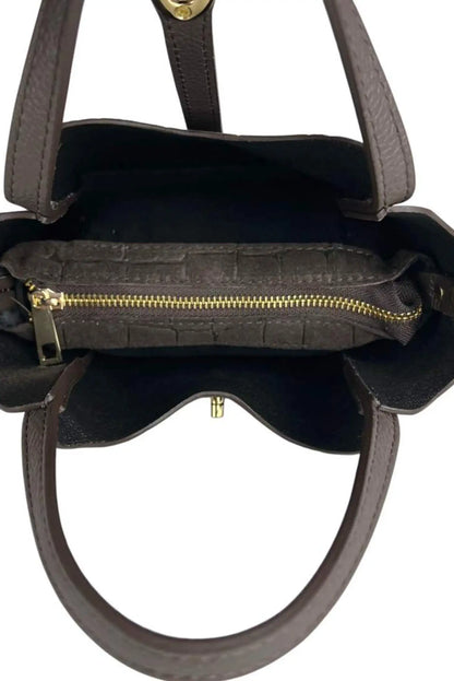 Interior de bolso mini shopper de piel marrón con estampado croco y bolsillo con cremallera