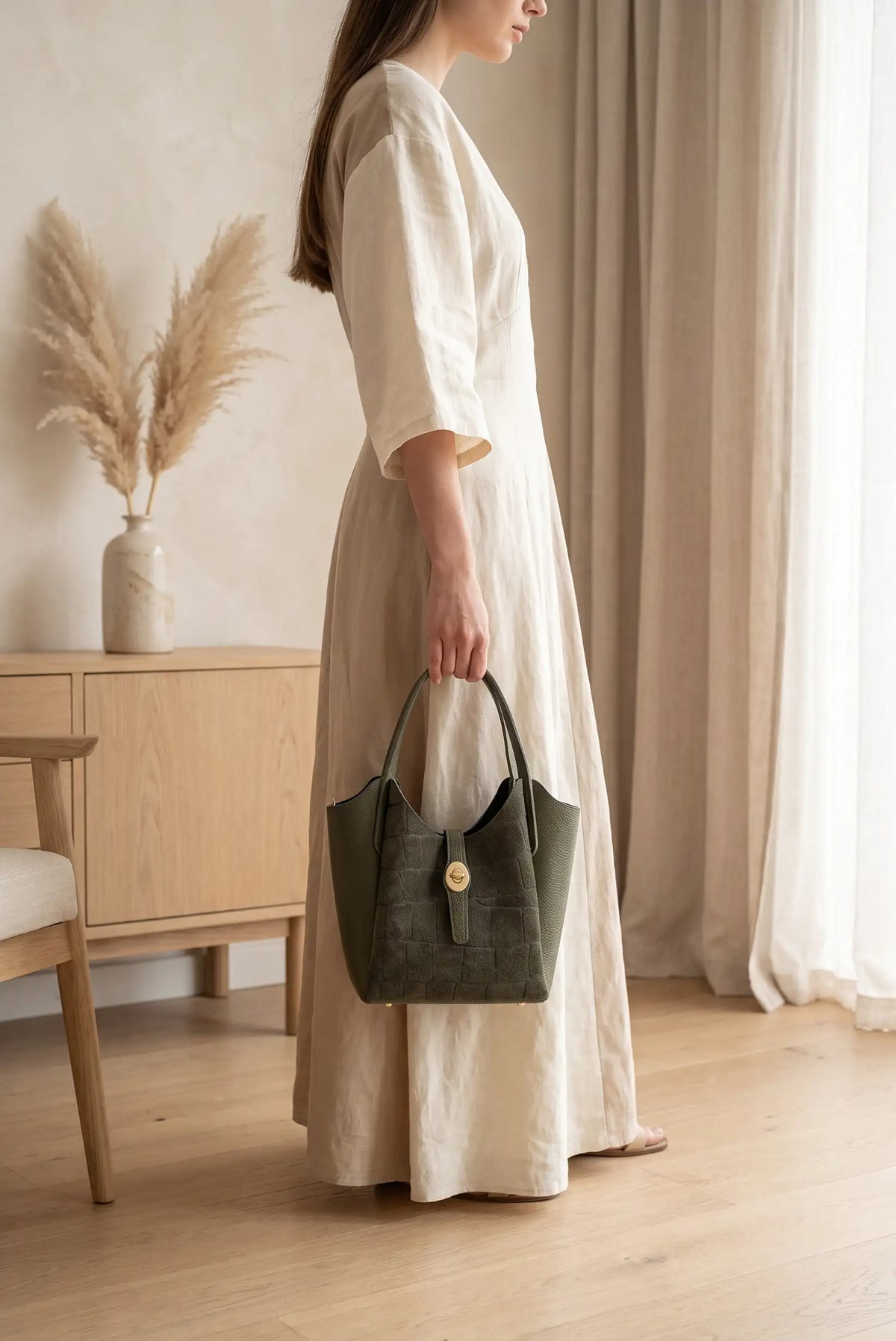Mujer con vestido beige sosteniendo un Bolso Mini Shopper de Piel Efecto Croco Verde de CHICA del Sur