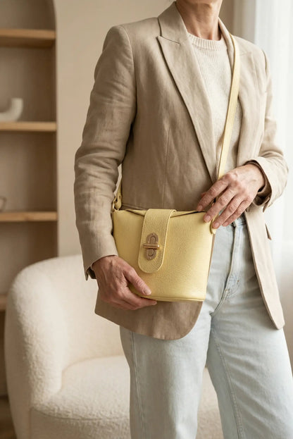 Bolso bandolera mediano amarillo pastel de mujer, look casual primaveral elegante