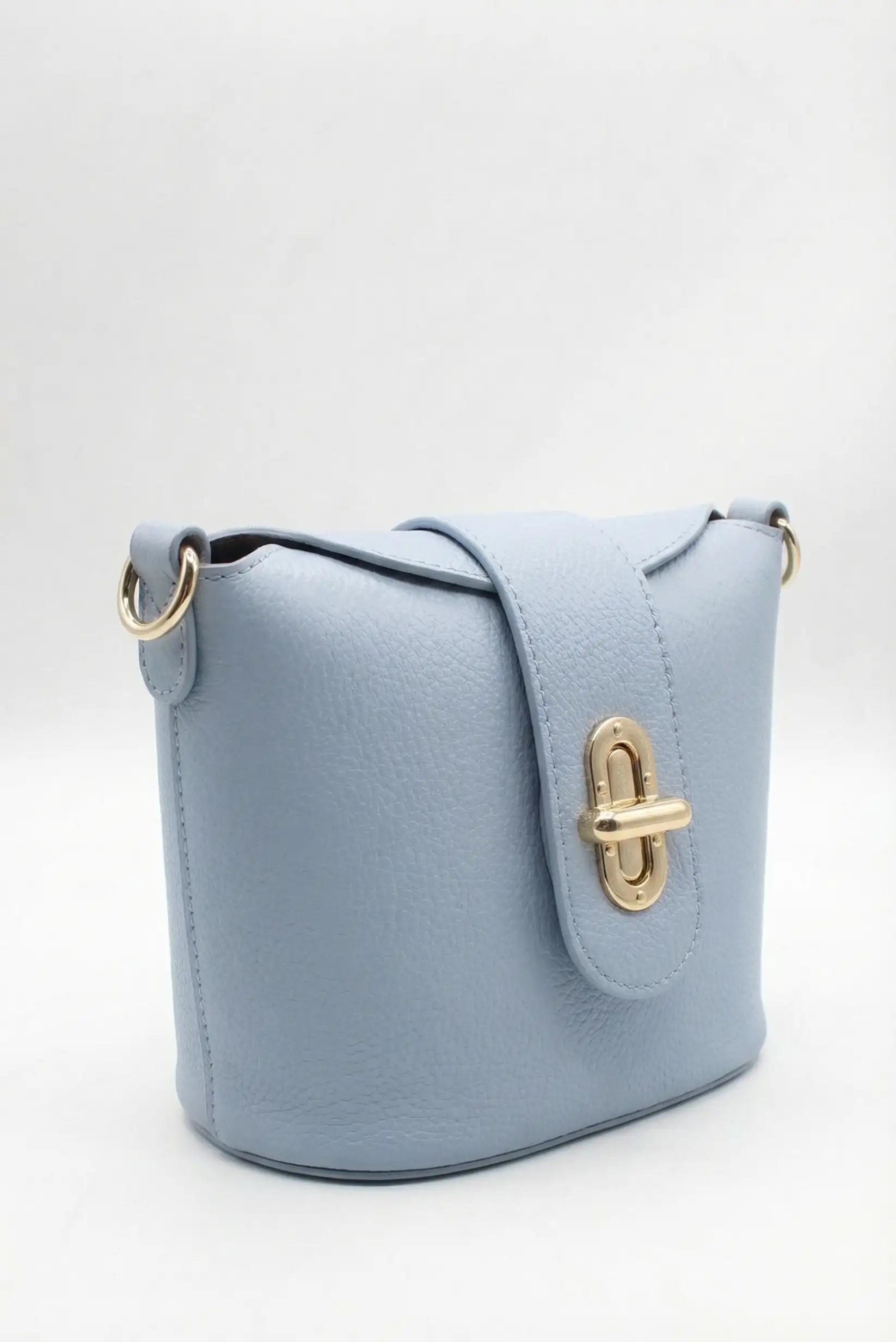 Bolso bandolera mediano de mujer en azul pastel, cierre dorado, estilo casual primavera