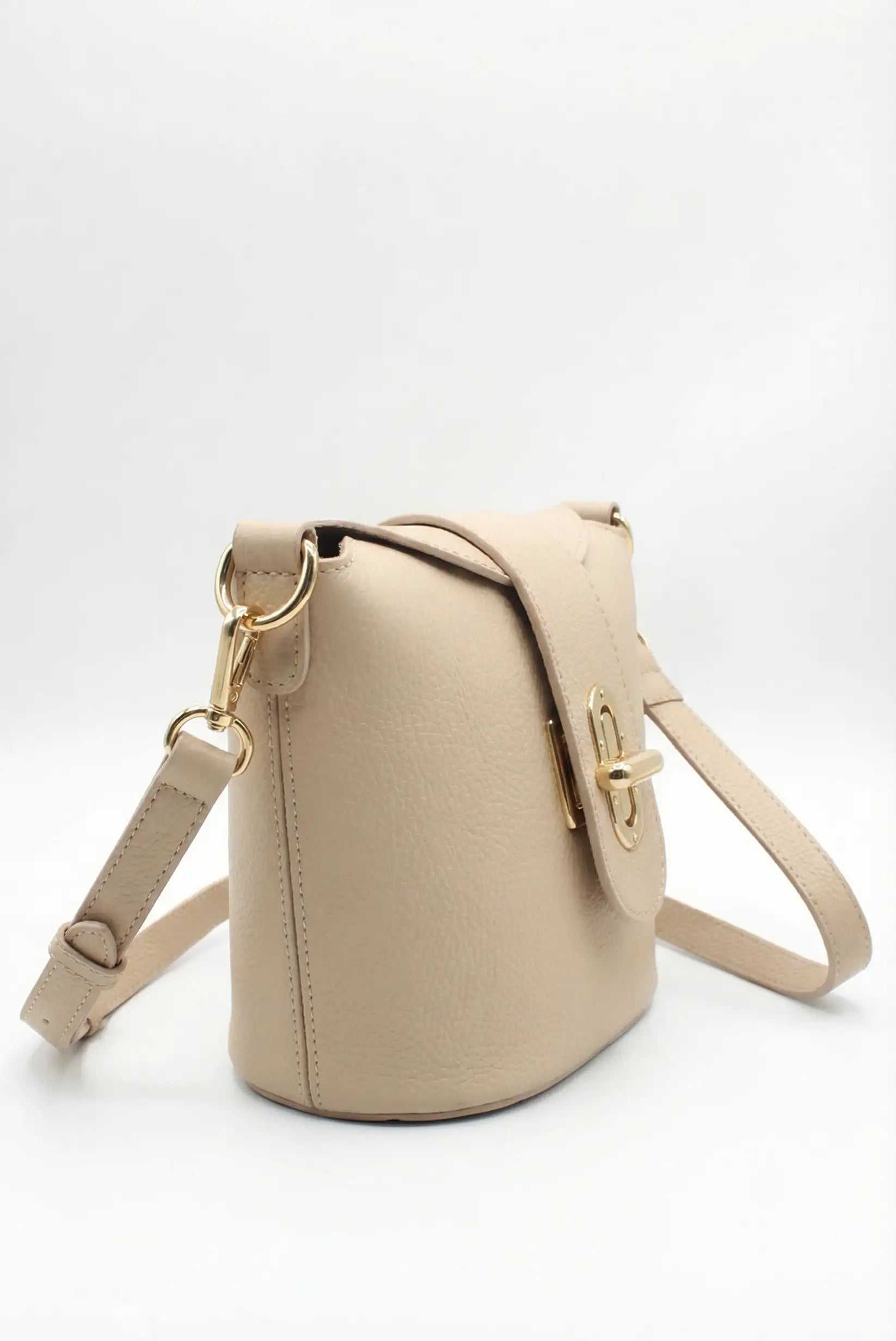 Bolso bandolera de mujer mediano en color beige con correa ajustable y cierre dorado.