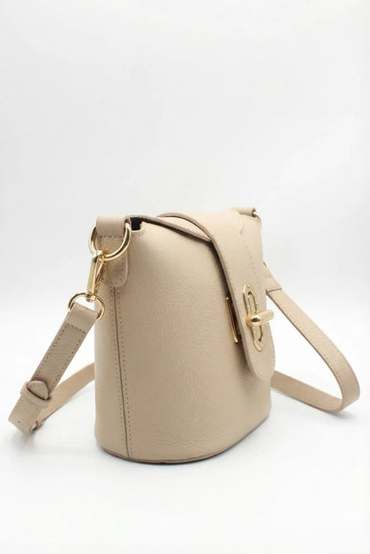 Bolso bandolera de mujer mediano en color beige con correa ajustable y cierre dorado.