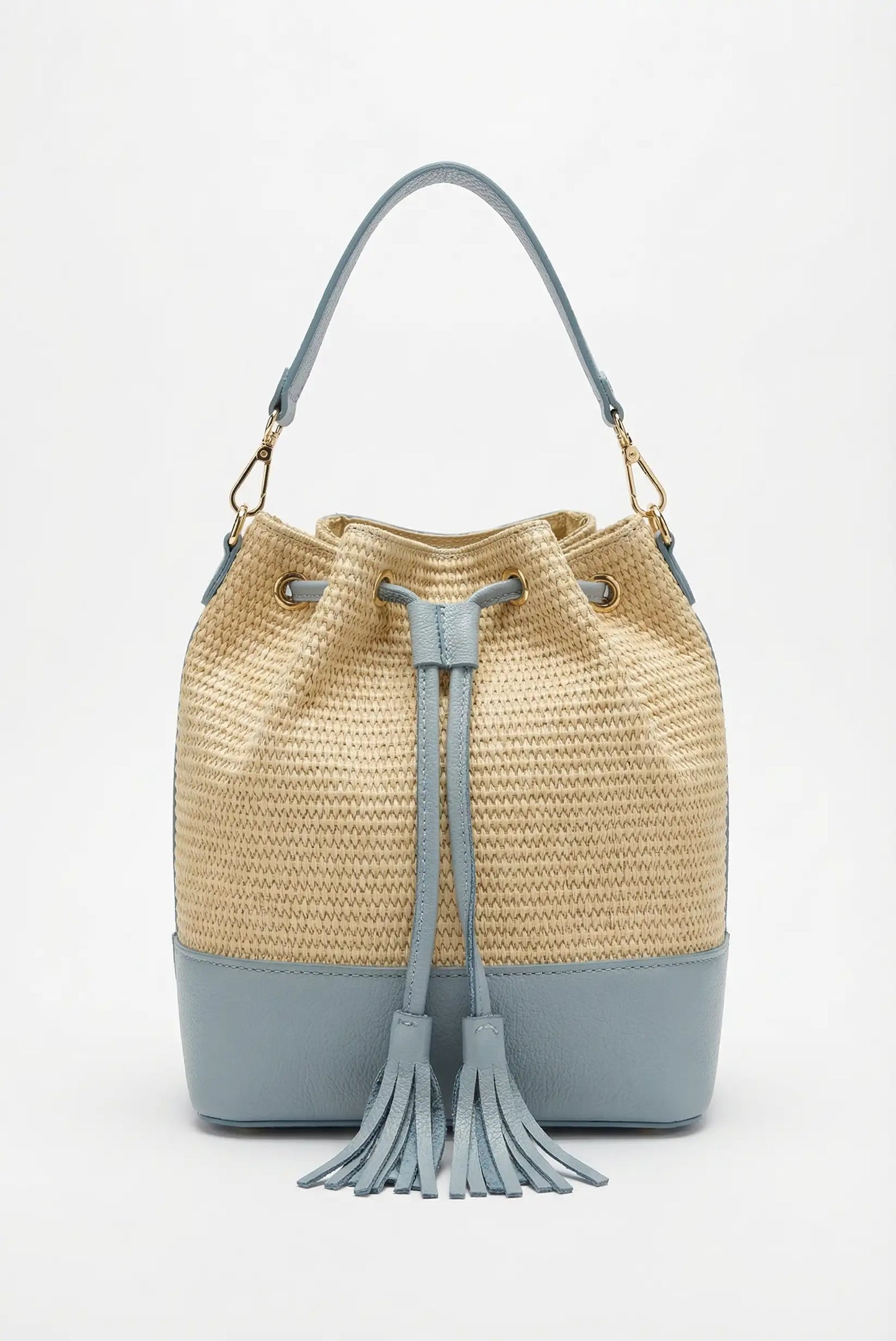 Bolso saco de rafia y piel sintética azul pastel para mujer, con cierre de cordón y borlas.