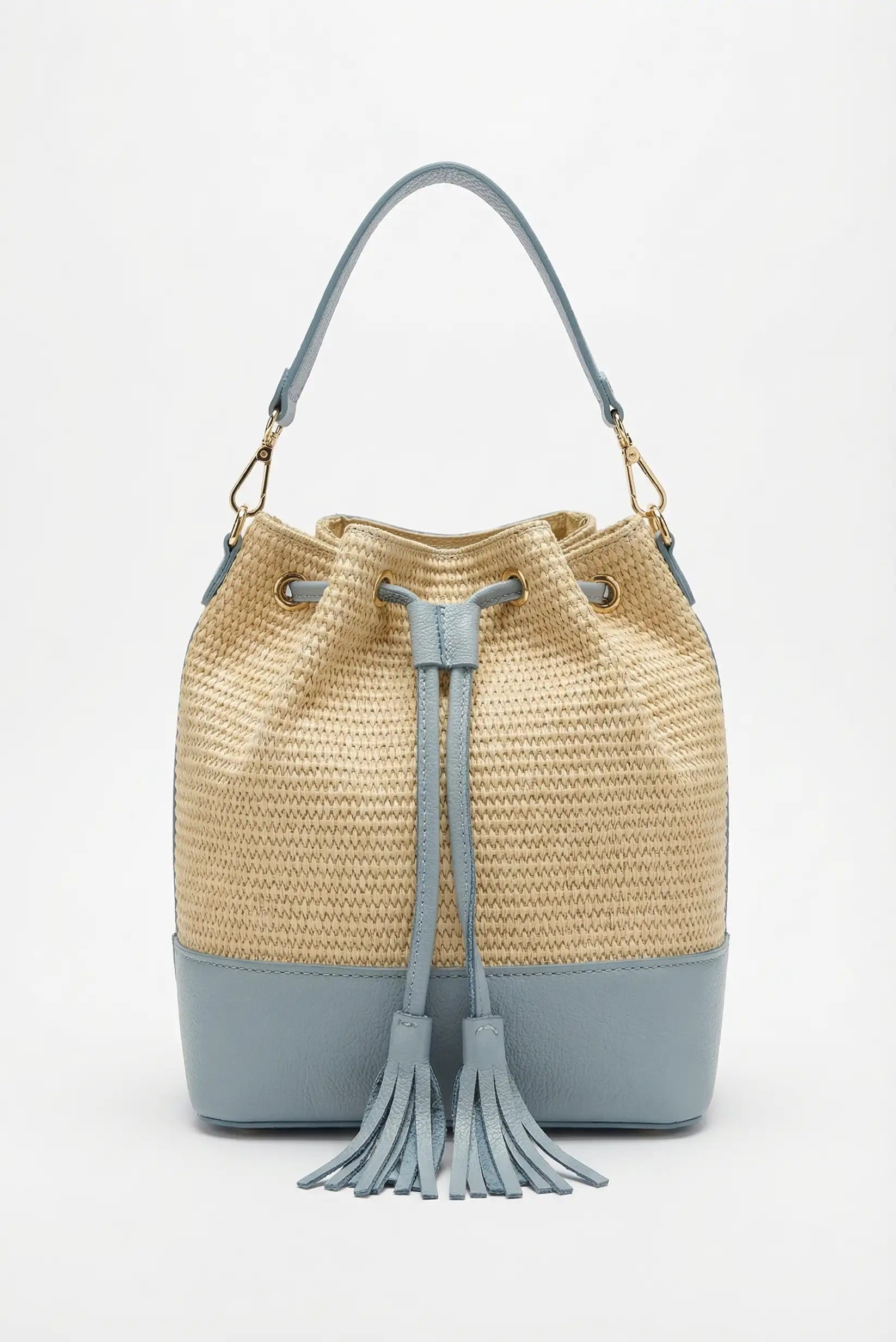 Bolso saco de rafia y piel sintética azul pastel para mujer, con cierre de cordón y borlas.