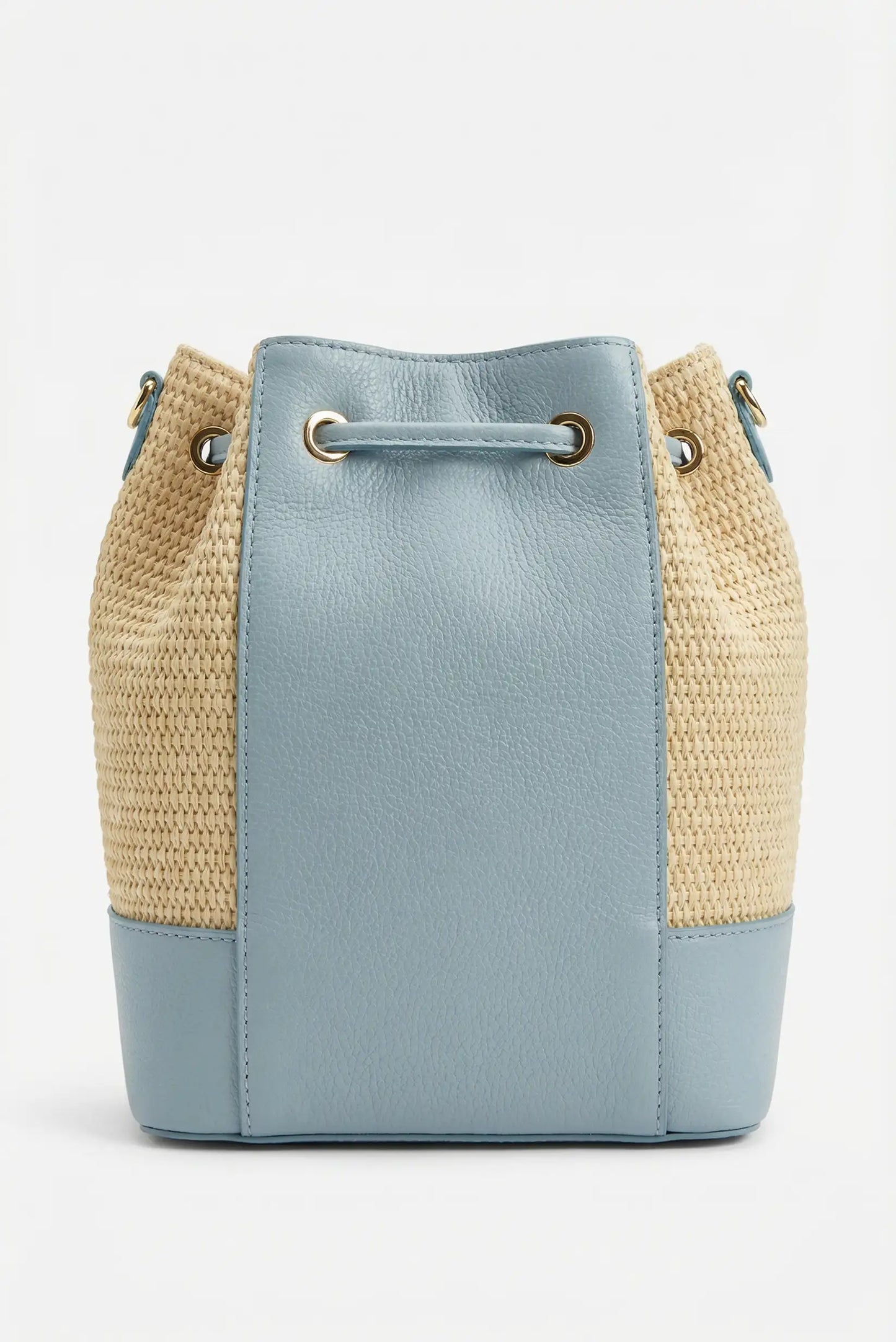 Bolso saco de mujer en rafia beige y piel azul pastel, estilo casual y veraniego.