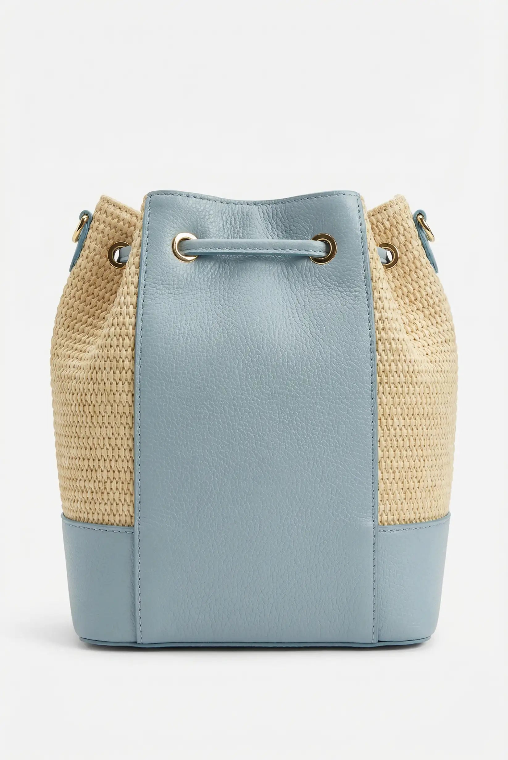 Bolso saco de mujer en rafia beige y piel azul pastel, estilo casual y veraniego.