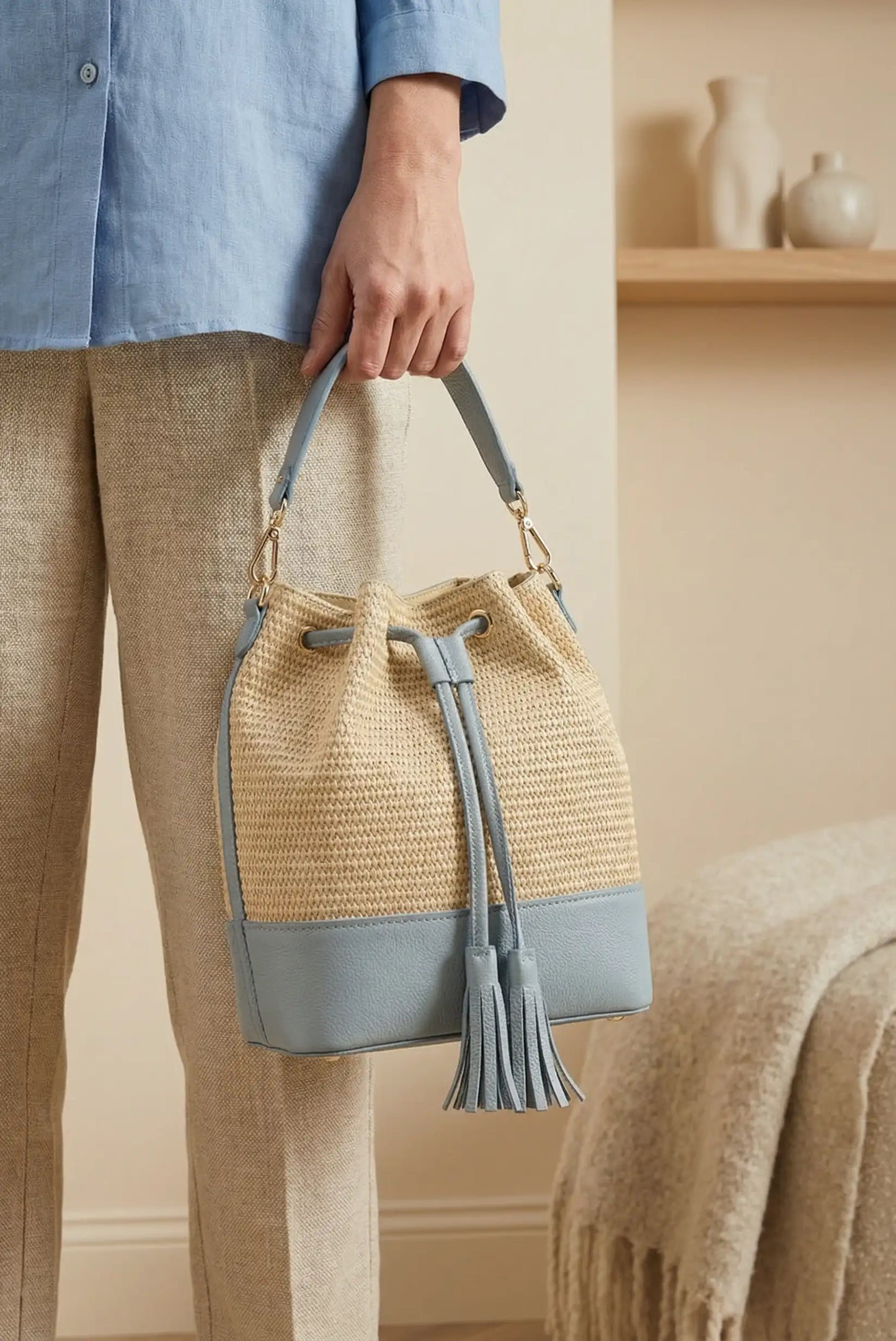 Bolso saco de rafia y piel azul pastel para mujer, estilo casual, detalles de borlas