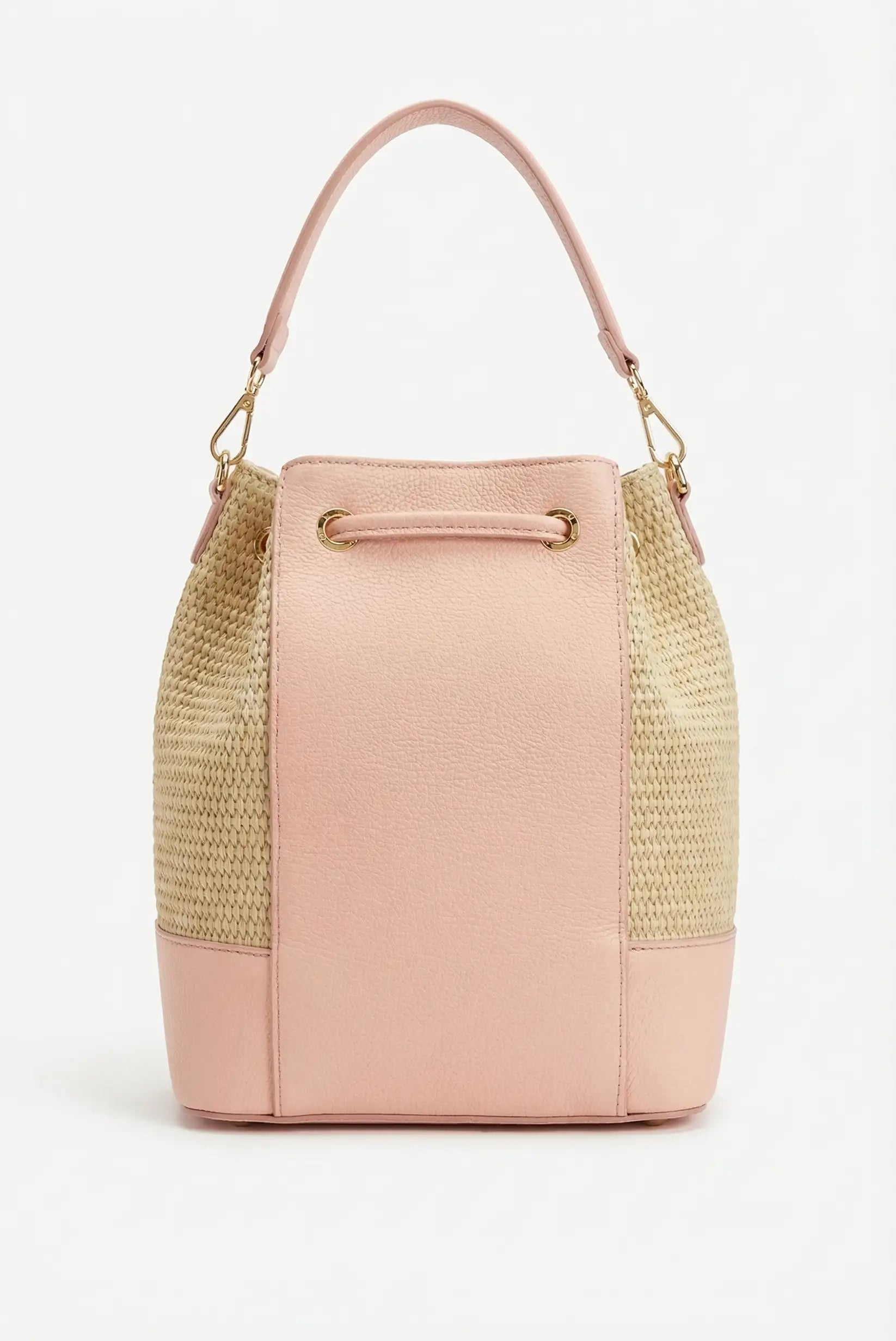 Bolso de mujer tipo saco en rafia beige y piel rosa, con asa corta y detalles dorados.
