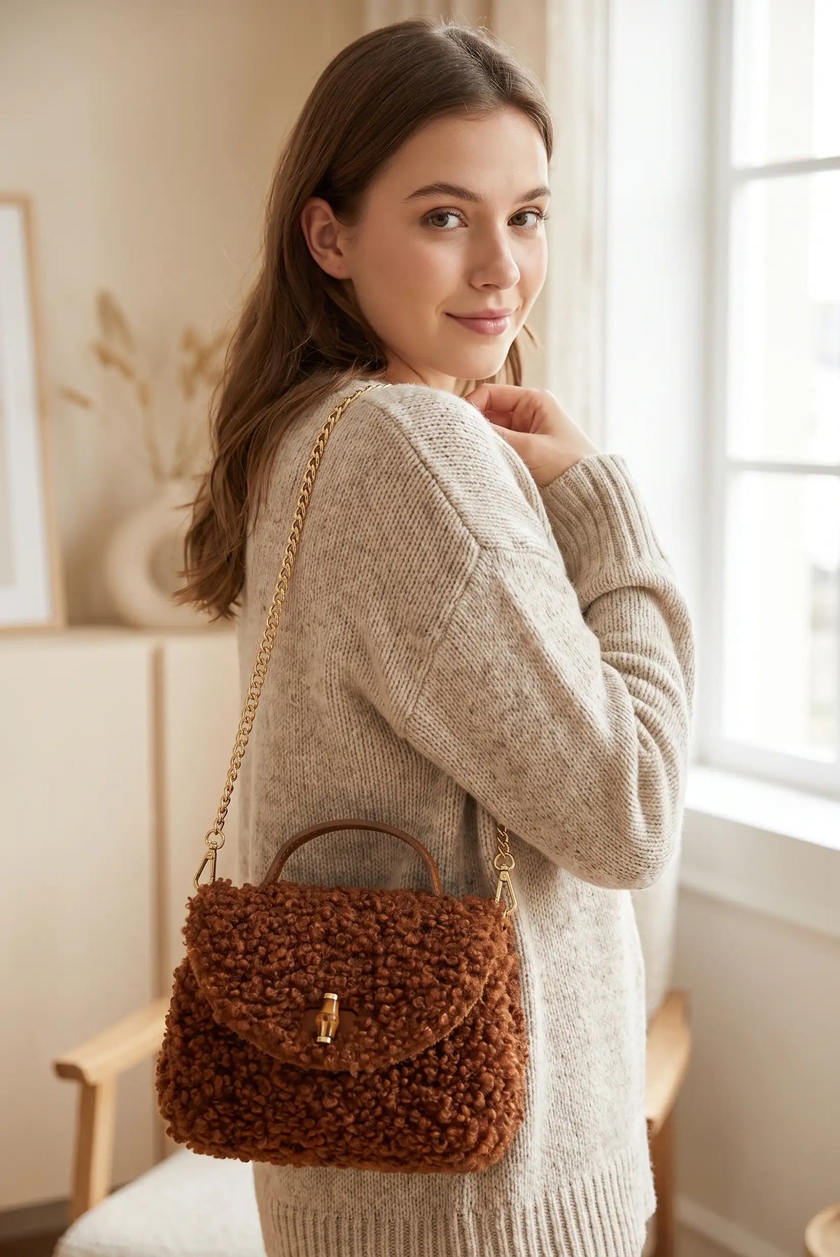 Mujer con jersey beige y bolso pequeño de pelo Teddy marrón de CHICA del Sur