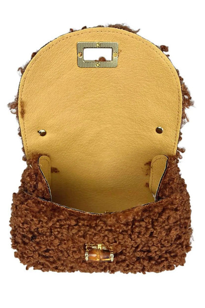 Vista interior de bolso pequeño de pelo Teddy marrón de CHICA del Sur con cierre de bambú