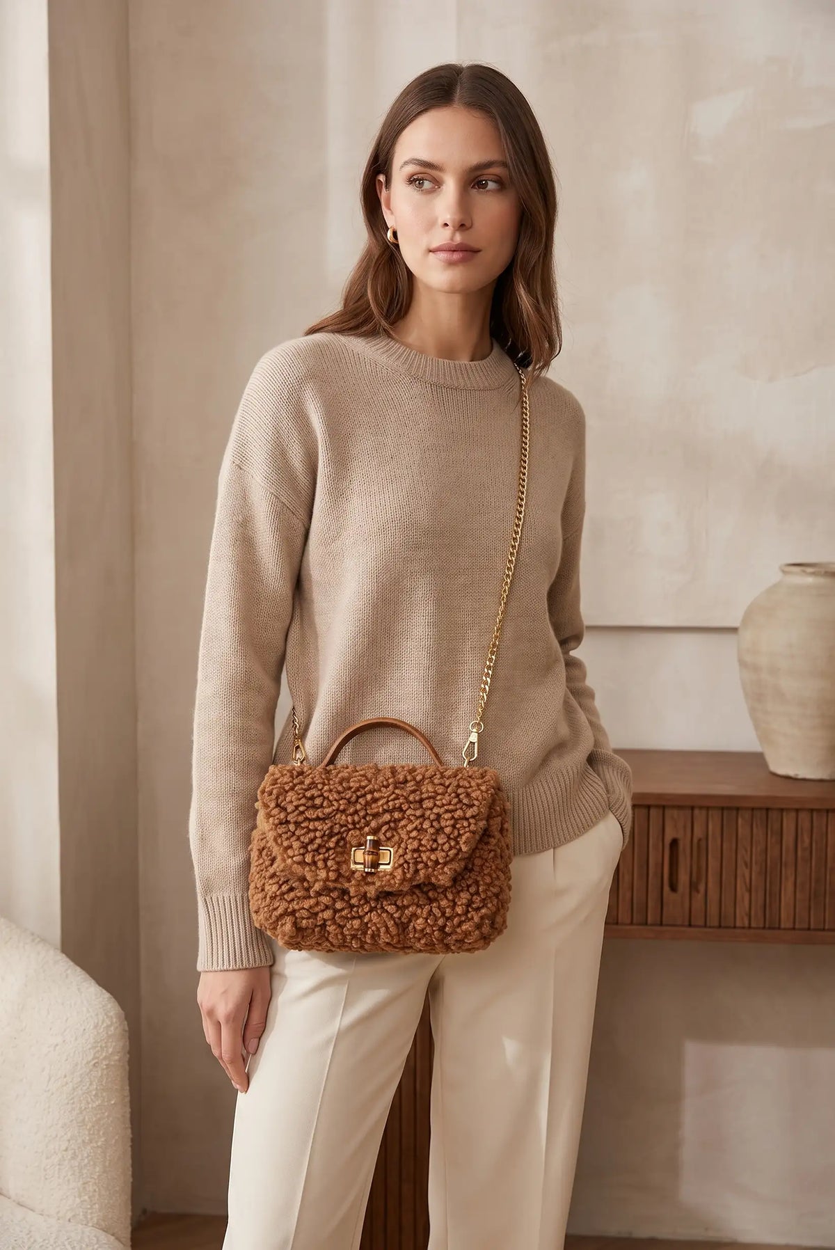 Mujer con jersey beige y Bolso Teddy marrón camel con cierre de bambú de CHICA del Sur