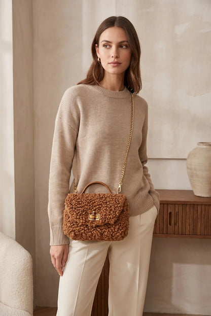 Mujer con jersey beige y Bolso Teddy marrón camel con cierre de bambú de CHICA del Sur