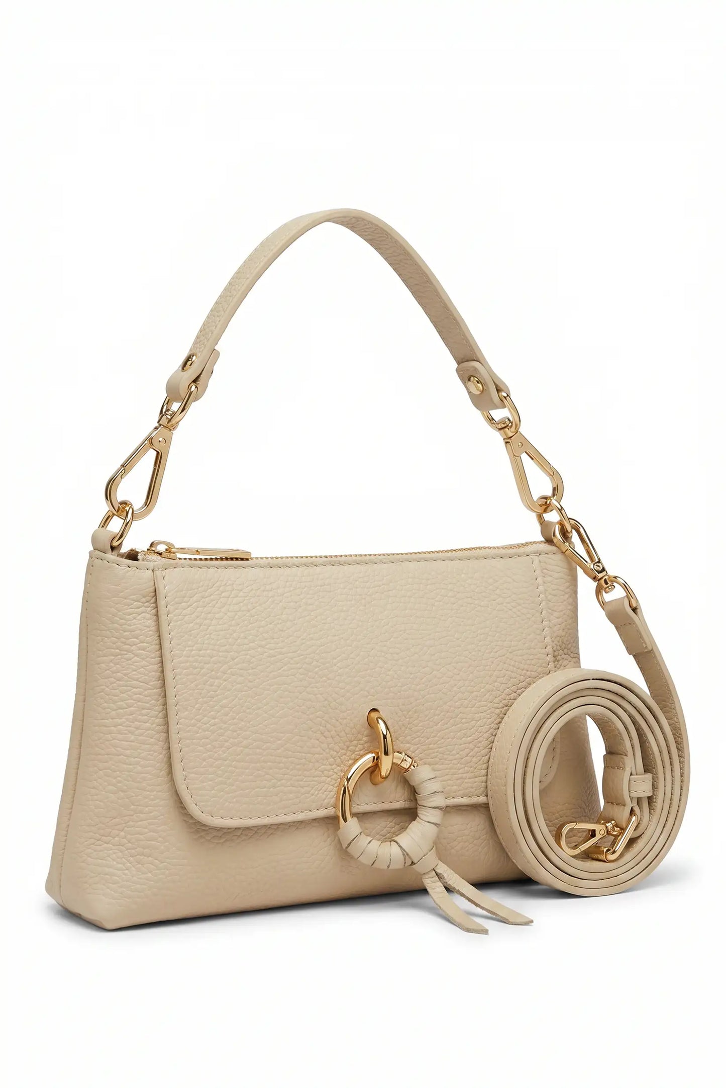 Bolso pequeño beige de mano y bandolera con broche dorado y detalles de anilla.