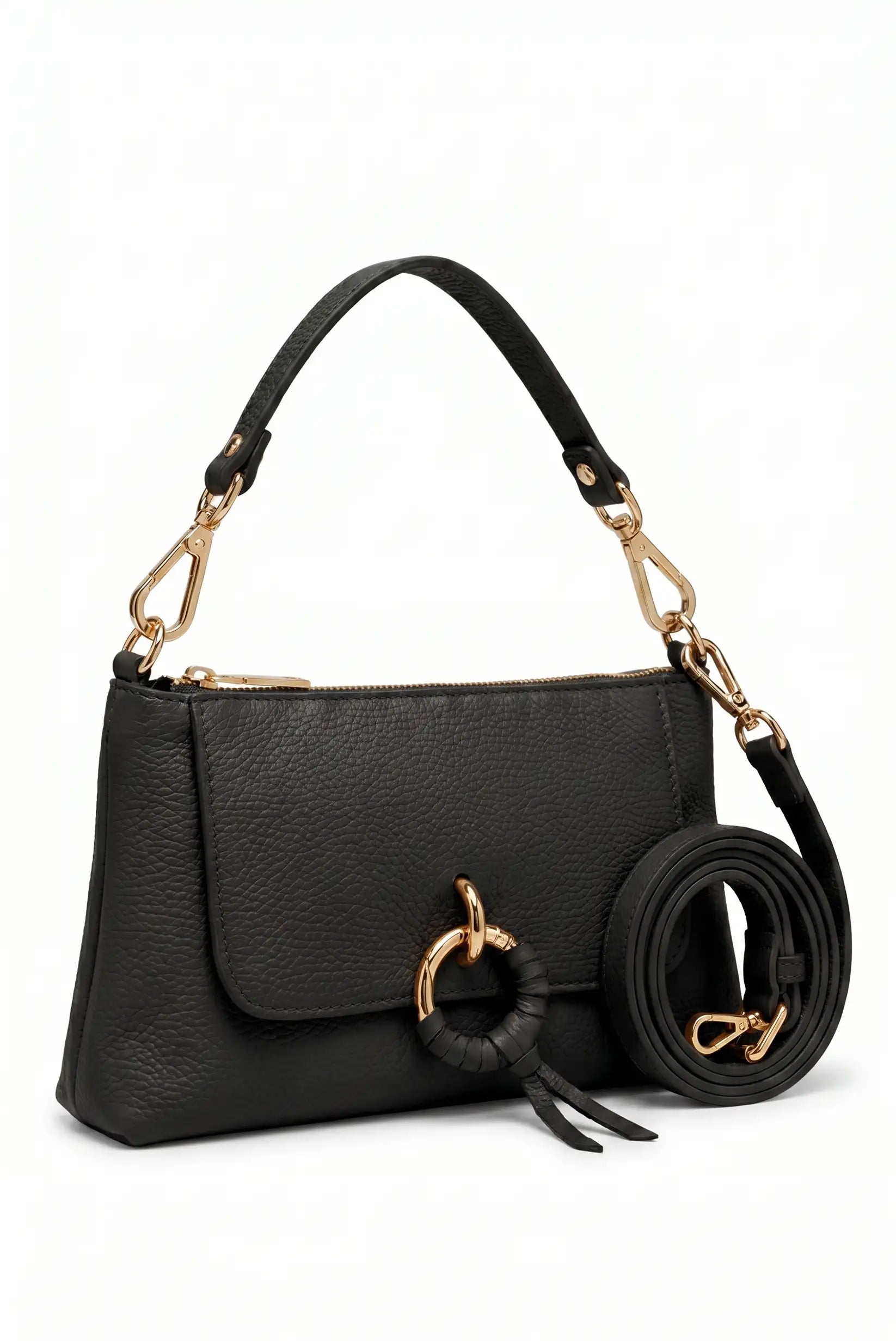 Bolso pequeño de mano negro tipo bandolera con broche dorado y acabado en piel sintética.